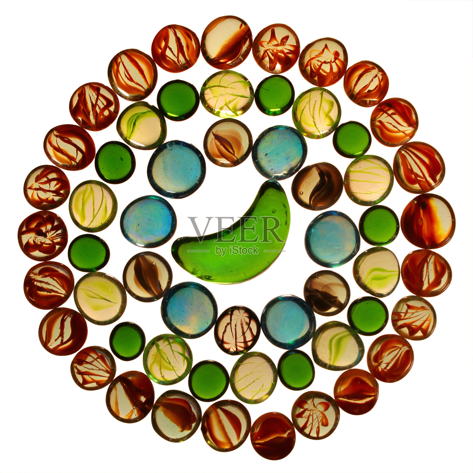 圆形图案的彩色透明玻璃弹子上孤立白色照片摄影图片