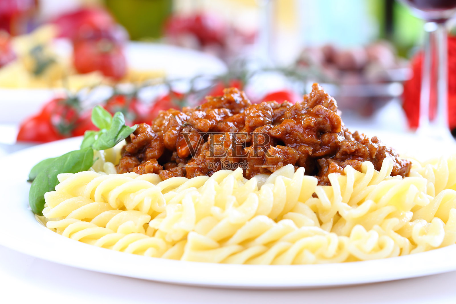 罗勒和奶酪意大利肉酱面照片摄影图片