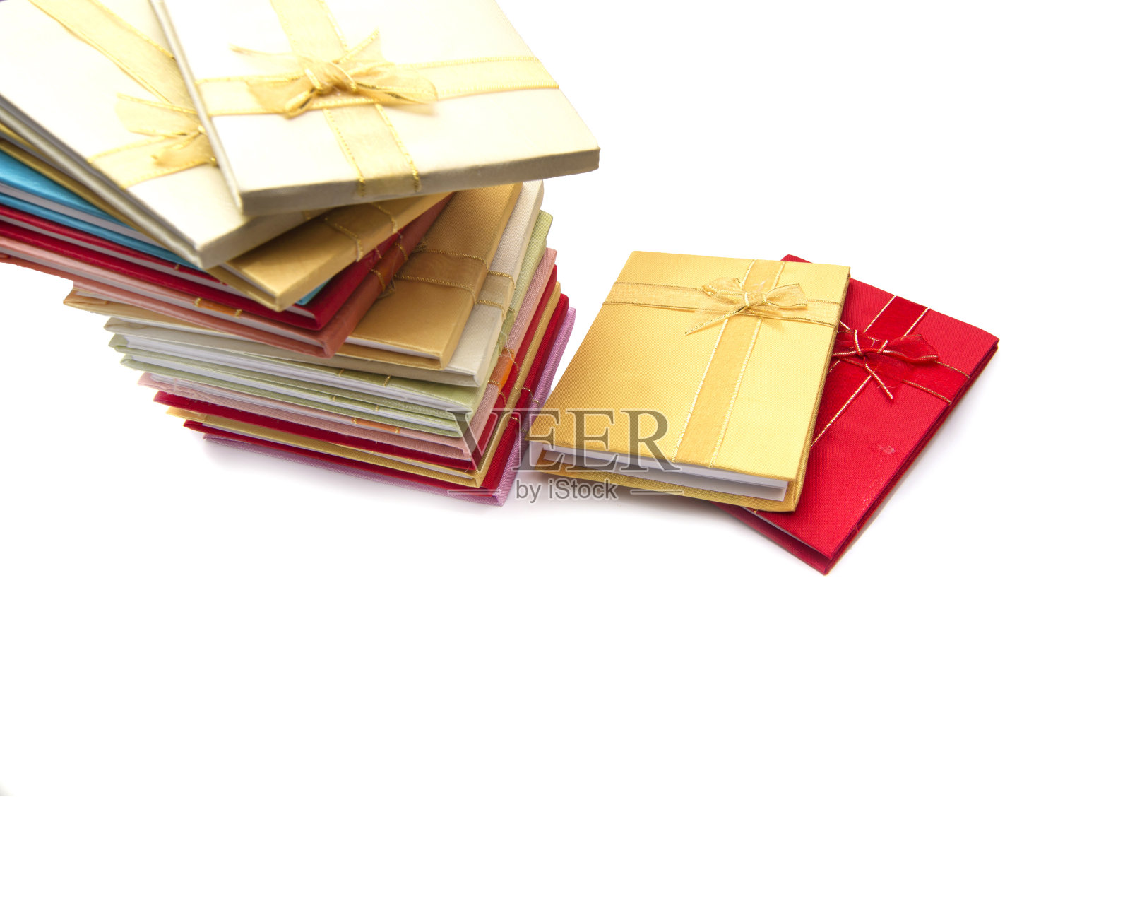 彩色封面的笔记本孤立在白色的背景照片摄影图片