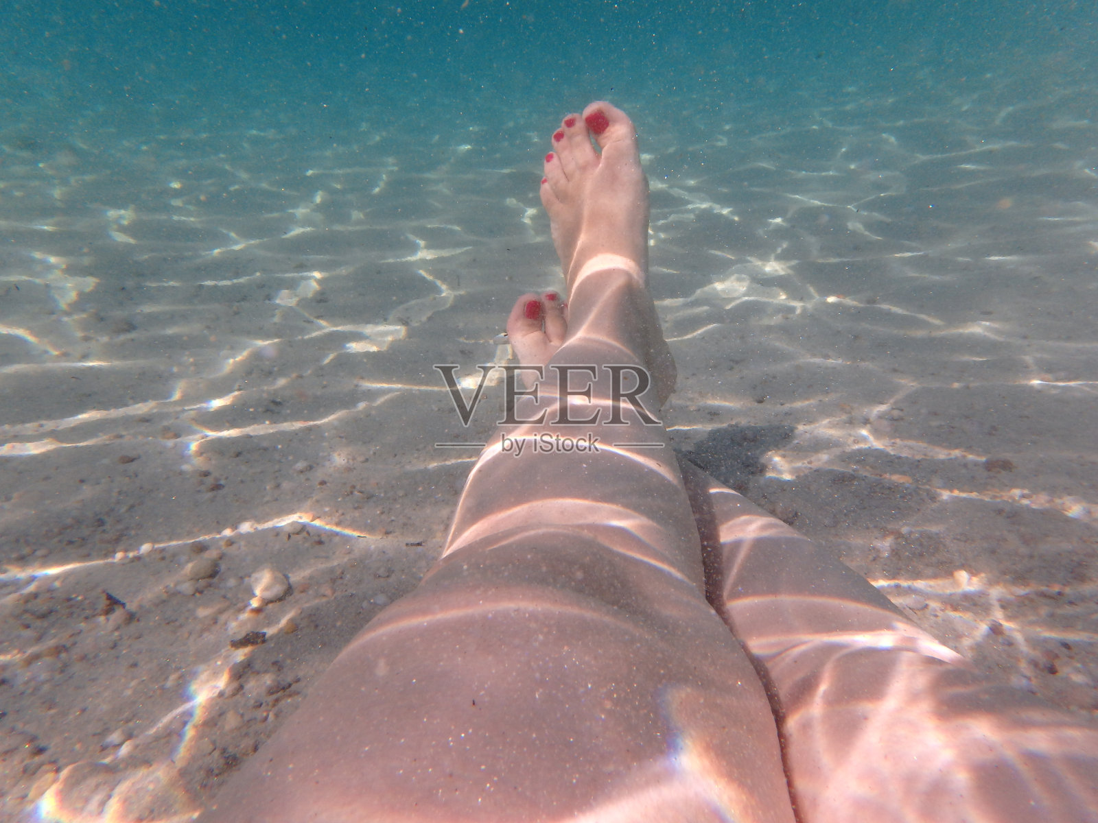 女人的脚在浅水里照片摄影图片