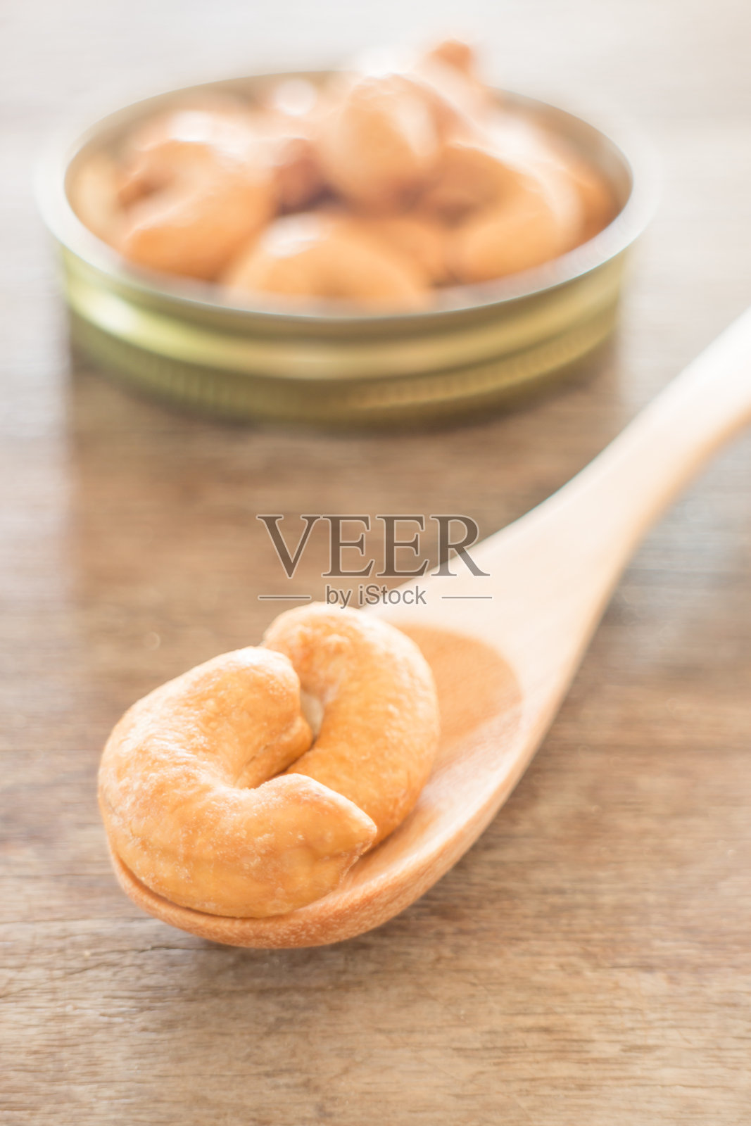 腰果烤盐放在风化的木桌上照片摄影图片