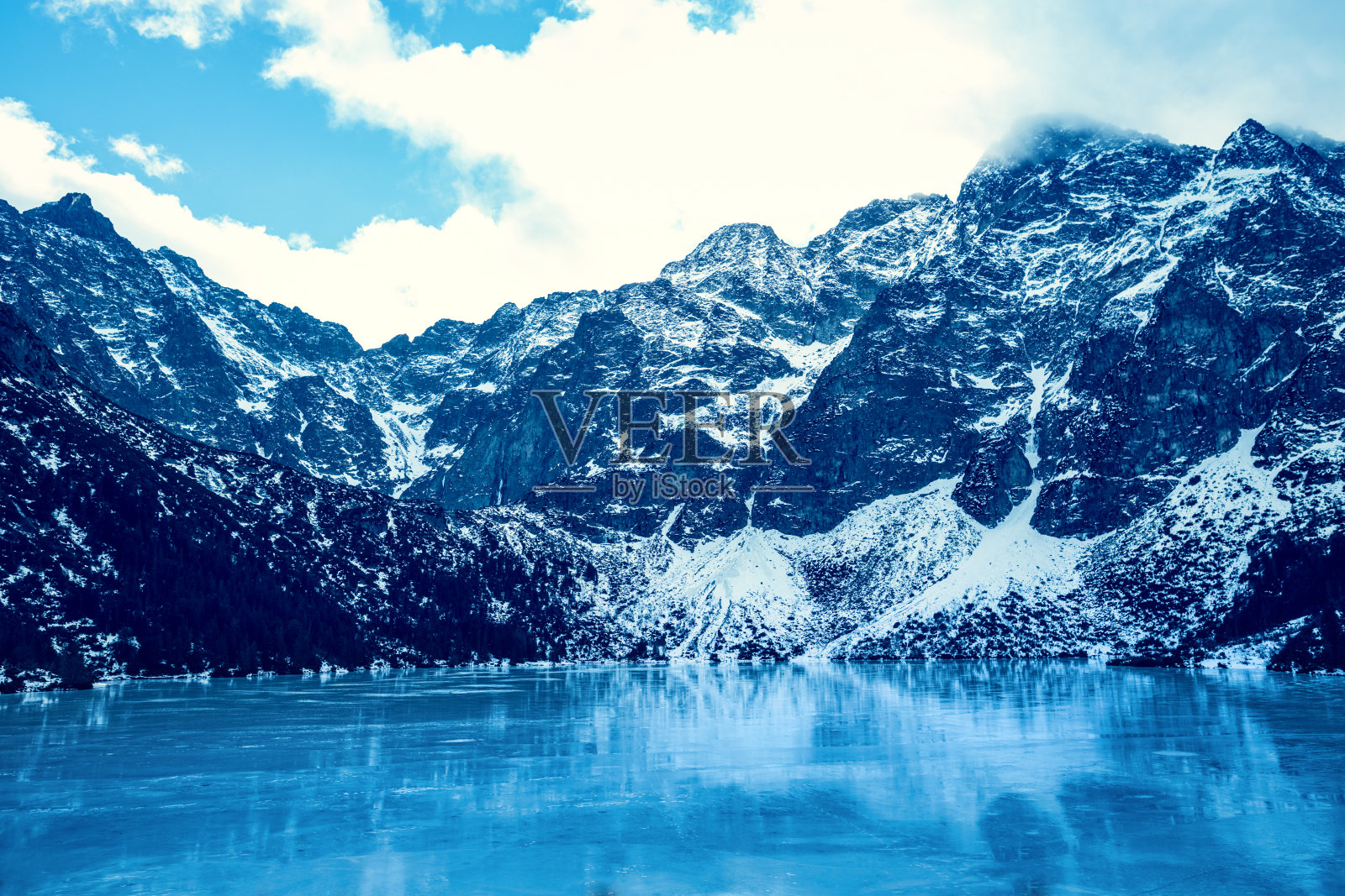 冰冻的莫尔斯基oko湖与山区景观照片摄影图片