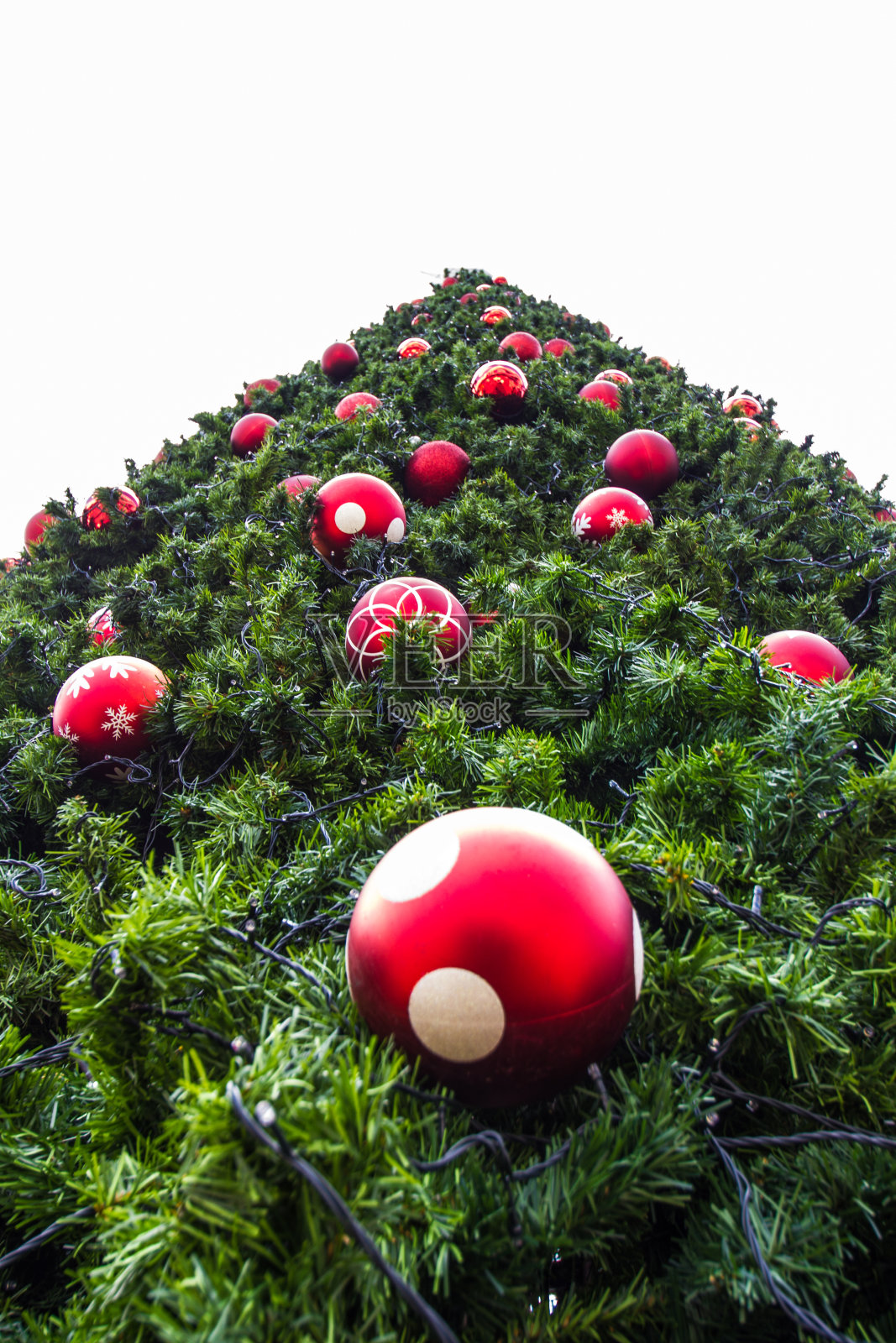 圣诞背景用红色装饰,金色礼盒,浆果照片摄影图片