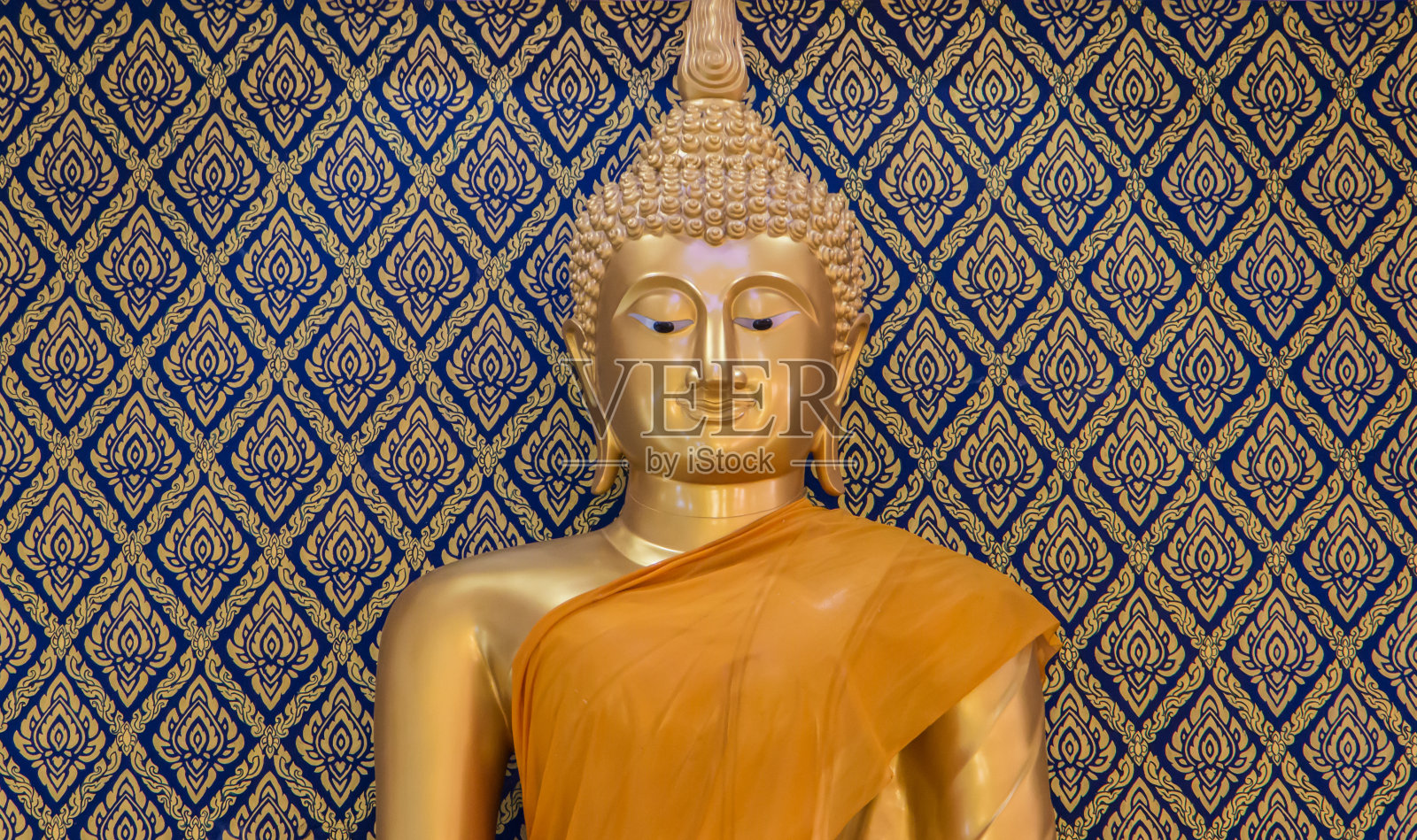 金佛佛像上有金黄色和蓝色背景的泰国图案照片摄影图片