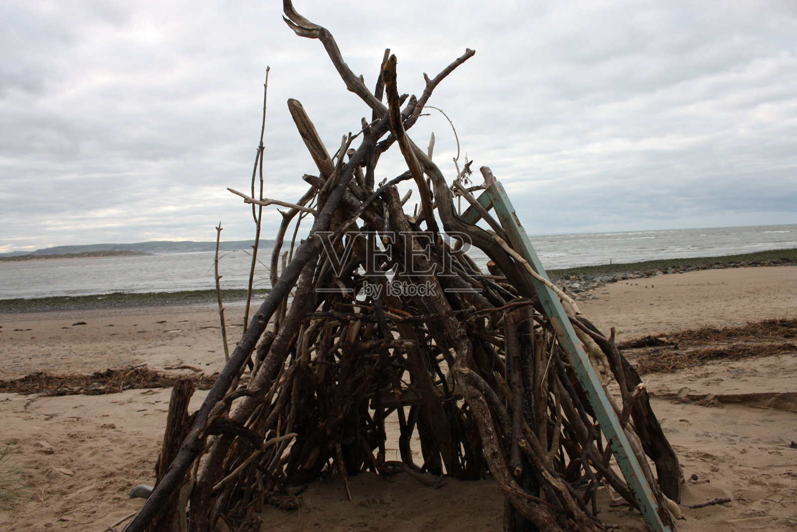 Aberdyfi Aberdovey海滩场景木制庇护所/篝火照片摄影图片