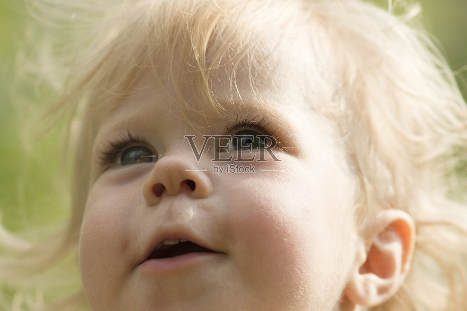 特写1岁的婴儿。照片摄影图片