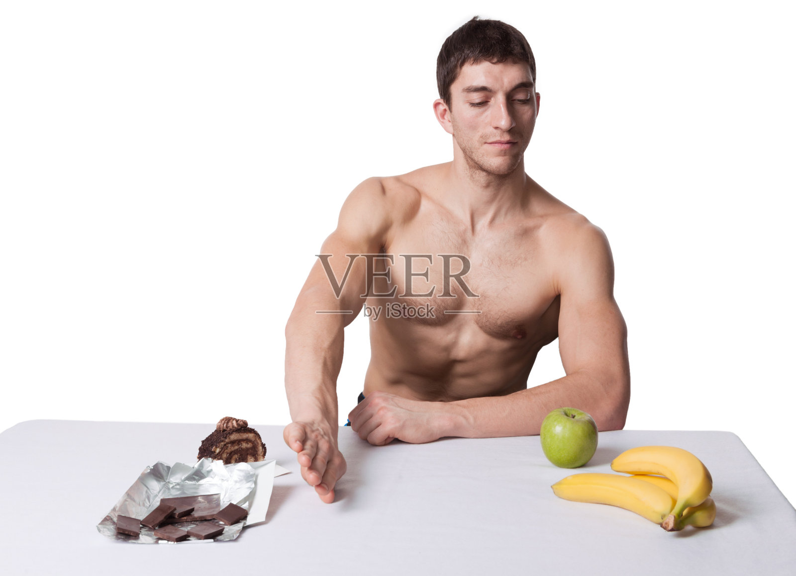 有水果和蛋糕的男人照片摄影图片