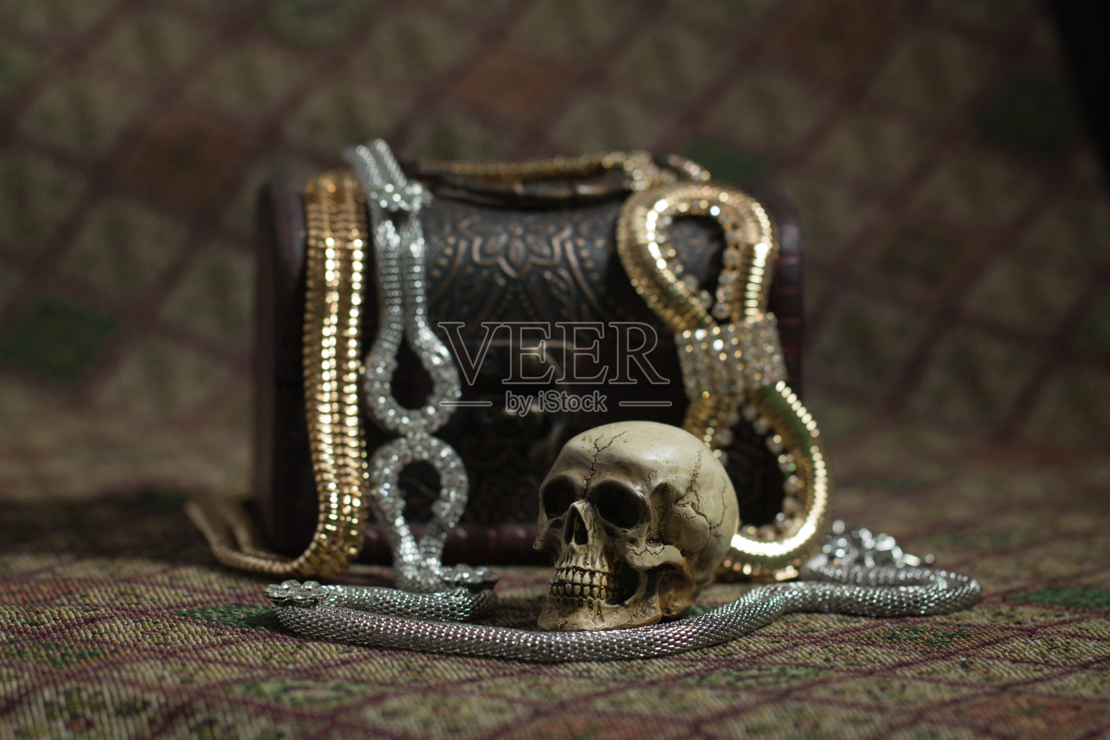 静物骷髅和小盒子与宝物织物背景照片摄影图片