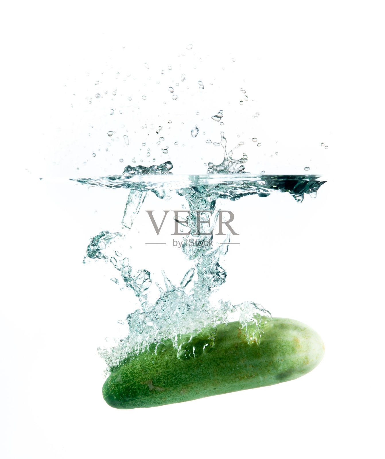 绿色的黄瓜落在水里孤立的白色照片摄影图片