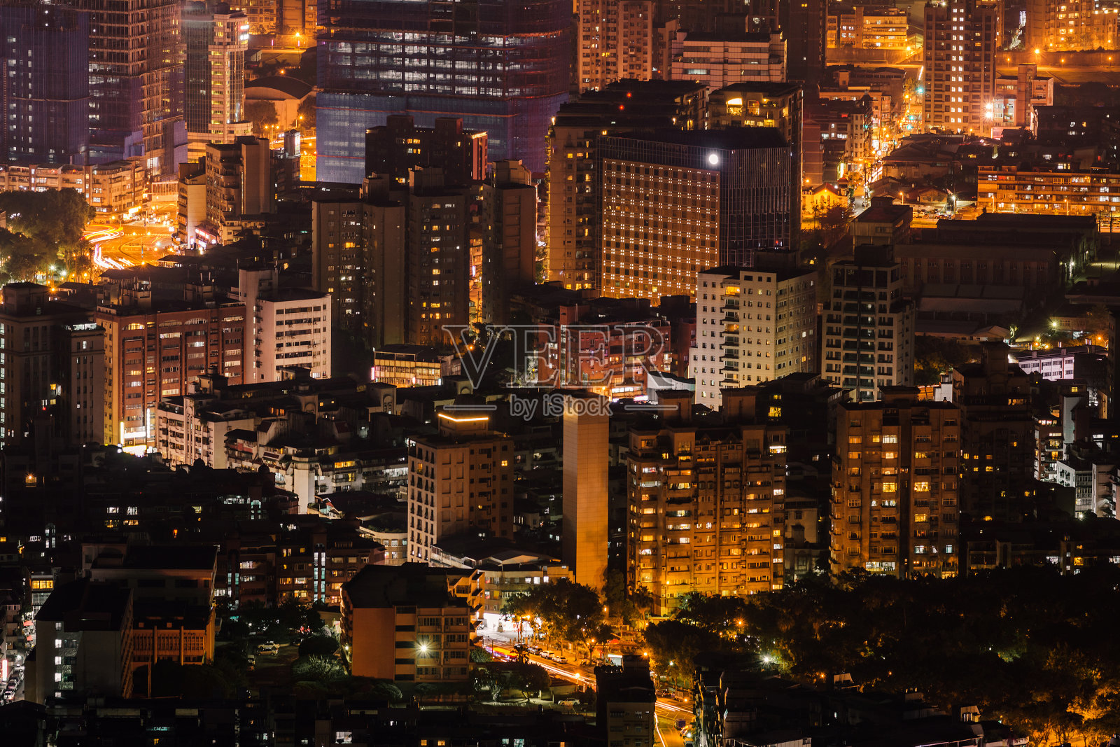 现代城市的夜晚照片摄影图片