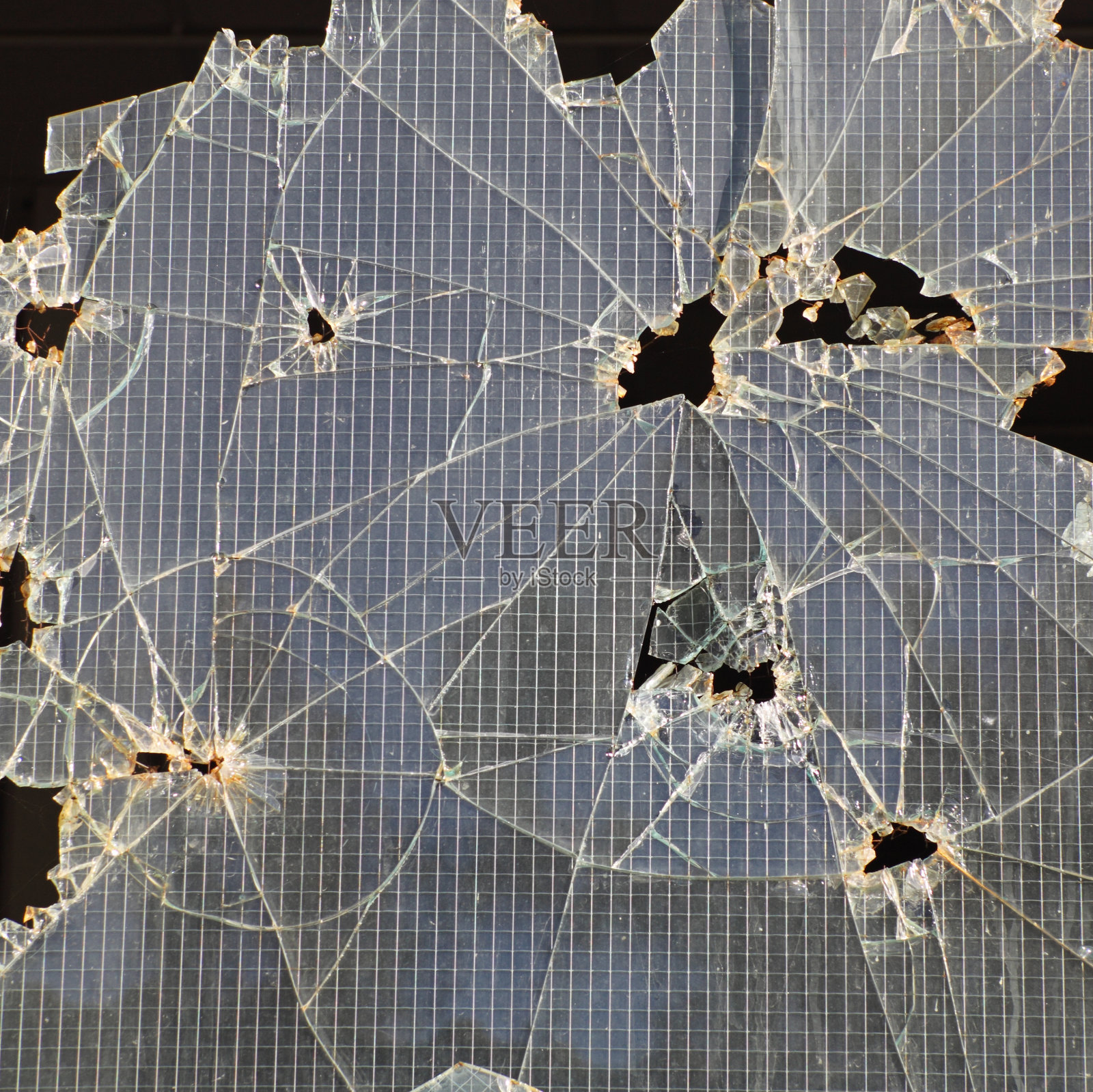 被破坏的废弃工业建筑的碎玻璃照片摄影图片