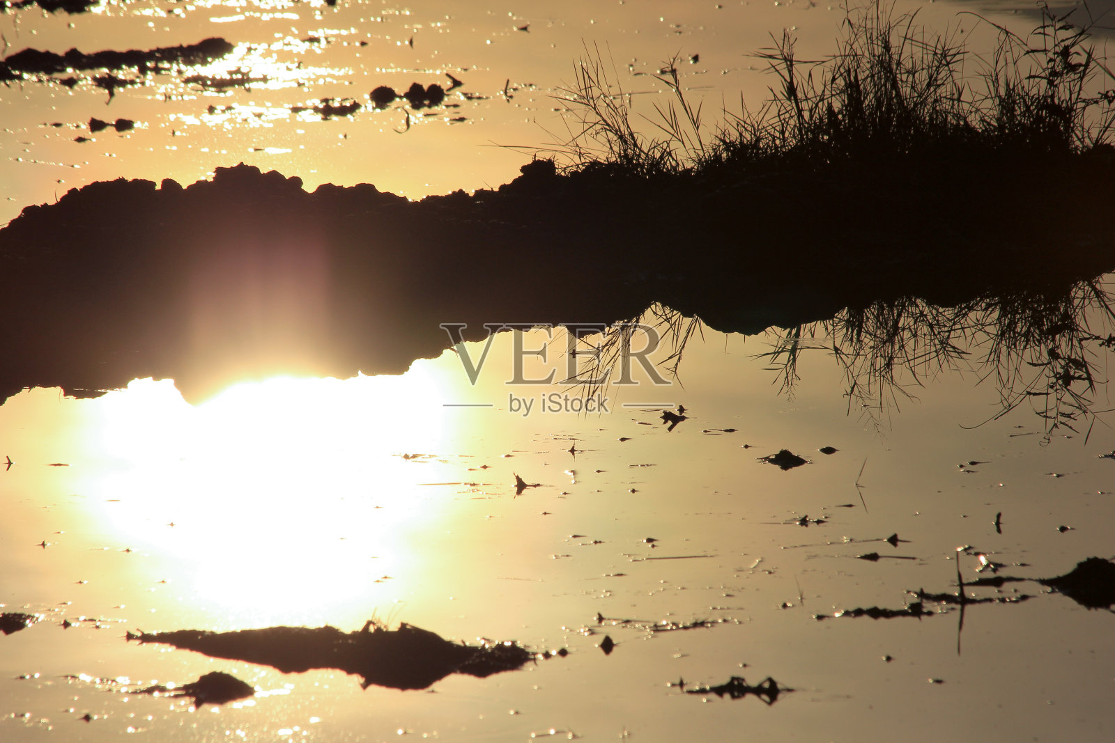 太阳反射在河上照片摄影图片