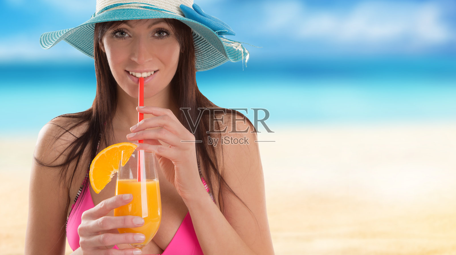 年轻性感的黑发在粉红色泳衣照片摄影图片