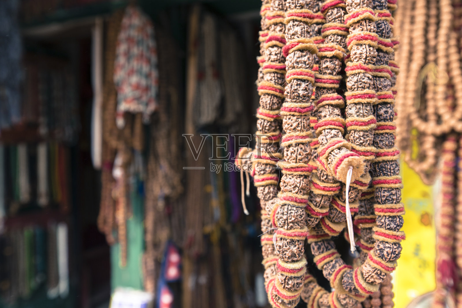 尼泊尔当地市场的传统纪念品。照片摄影图片