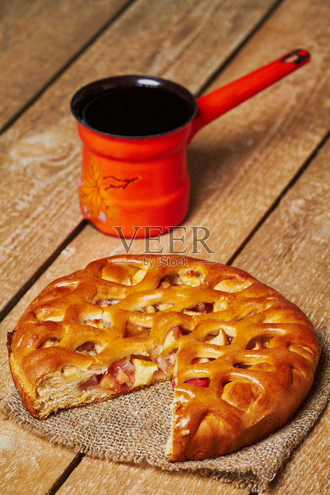 苹果派和土耳其咖啡壶照片摄影图片