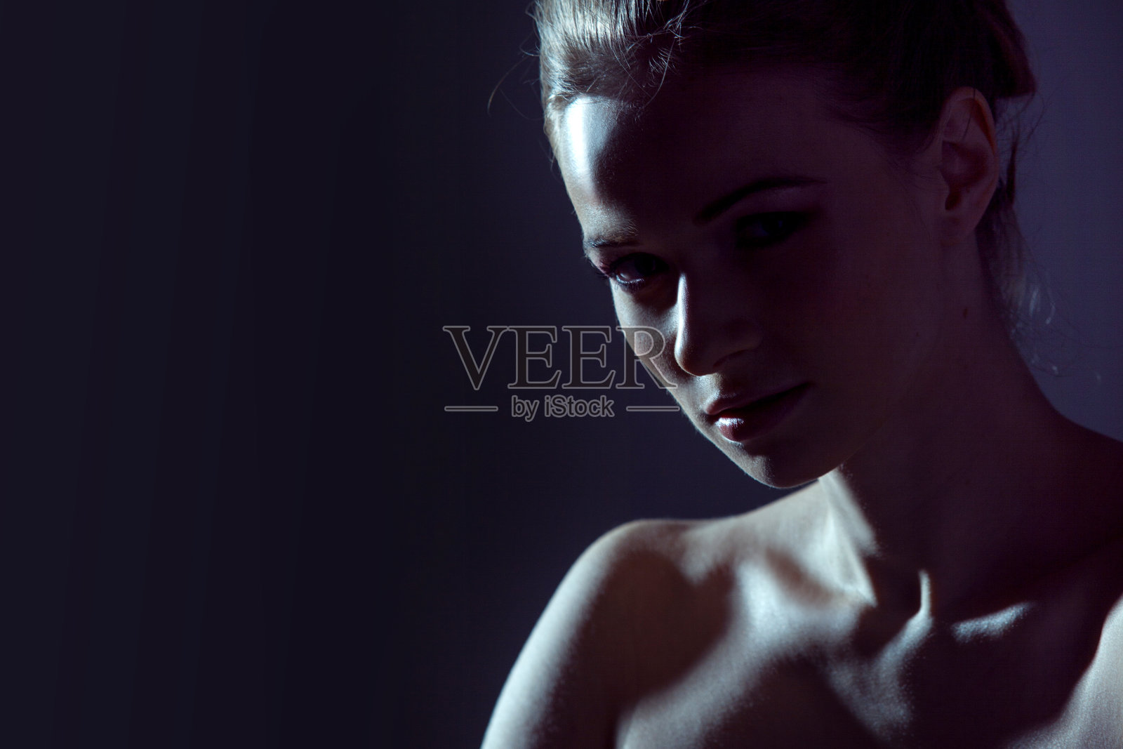 低调的形象,美丽女人的肖像照片摄影图片