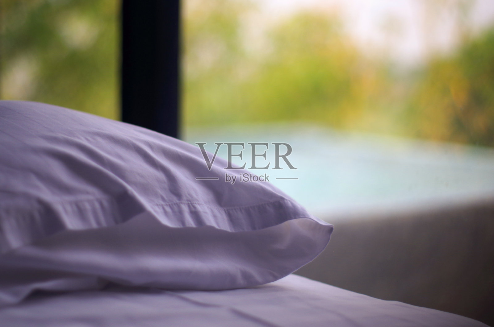 特写床上的白色枕头照片摄影图片