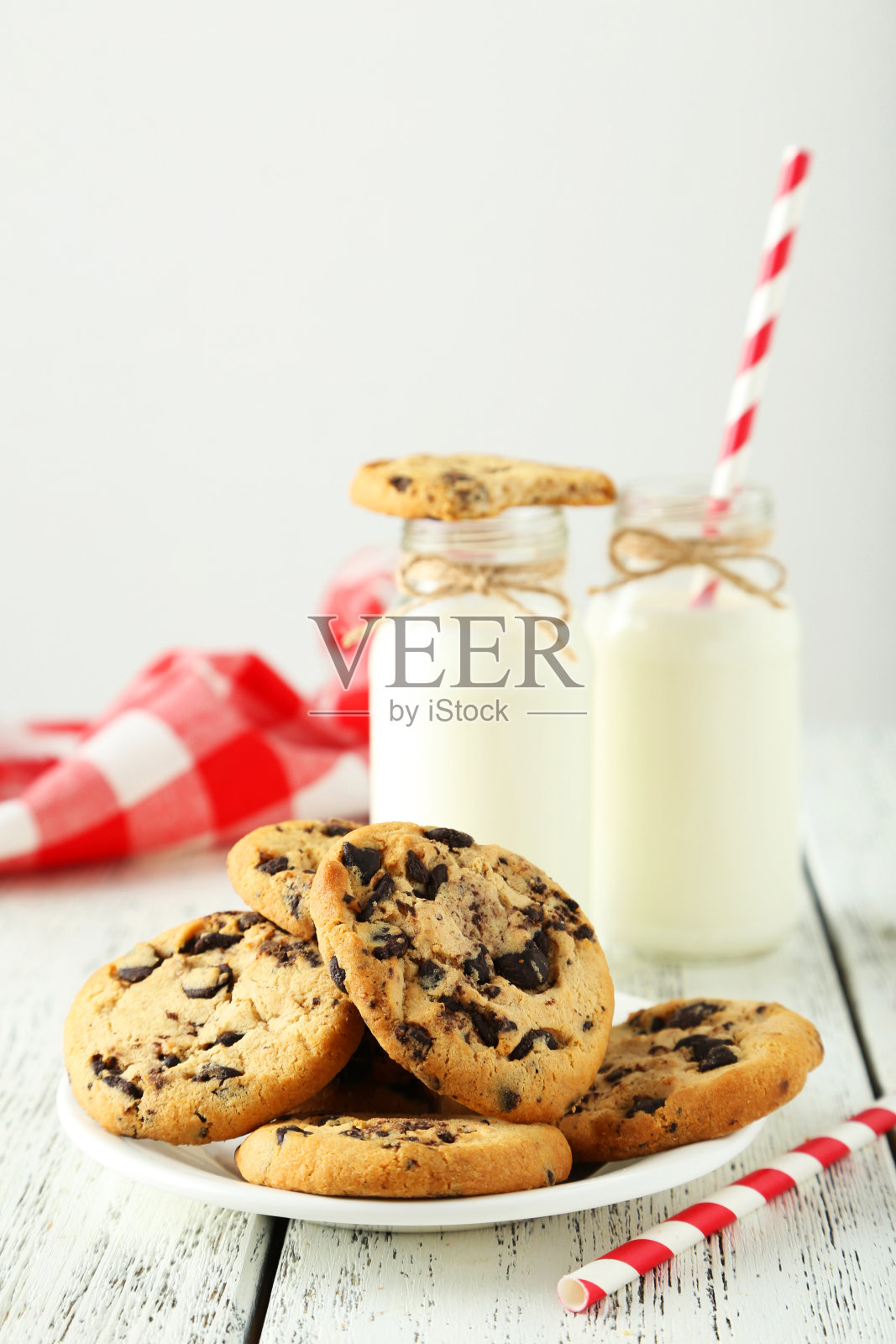 两瓶牛奶照片摄影图片