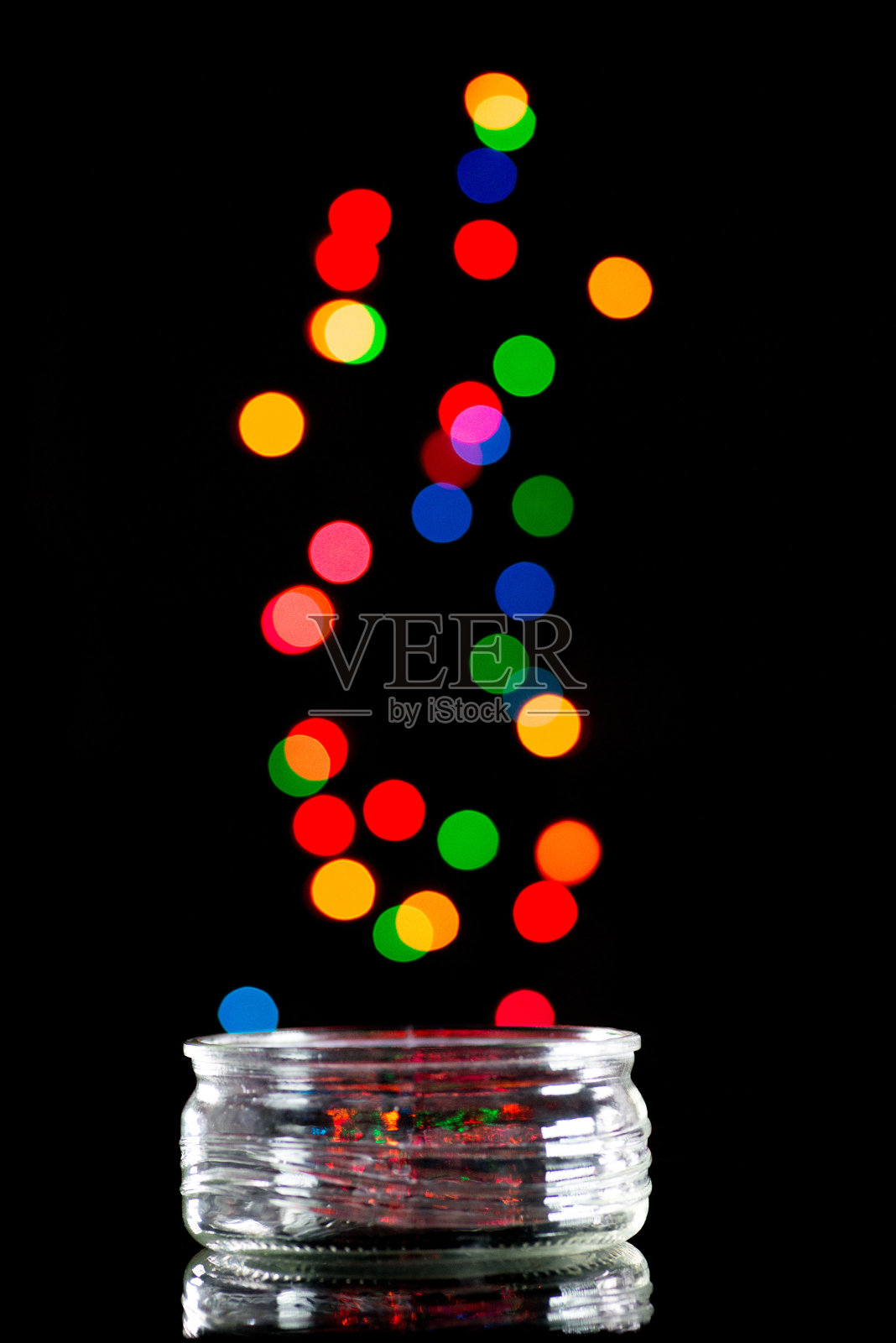 黑色背景下的彩色玻璃特写镜头照片摄影图片