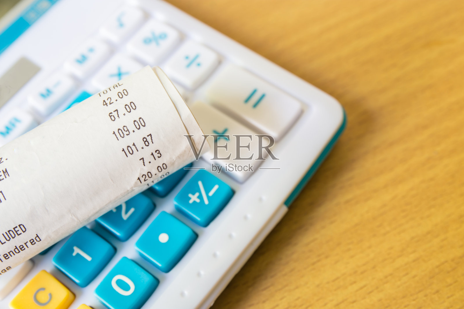 关闭收据纸和计算器,付款照片摄影图片