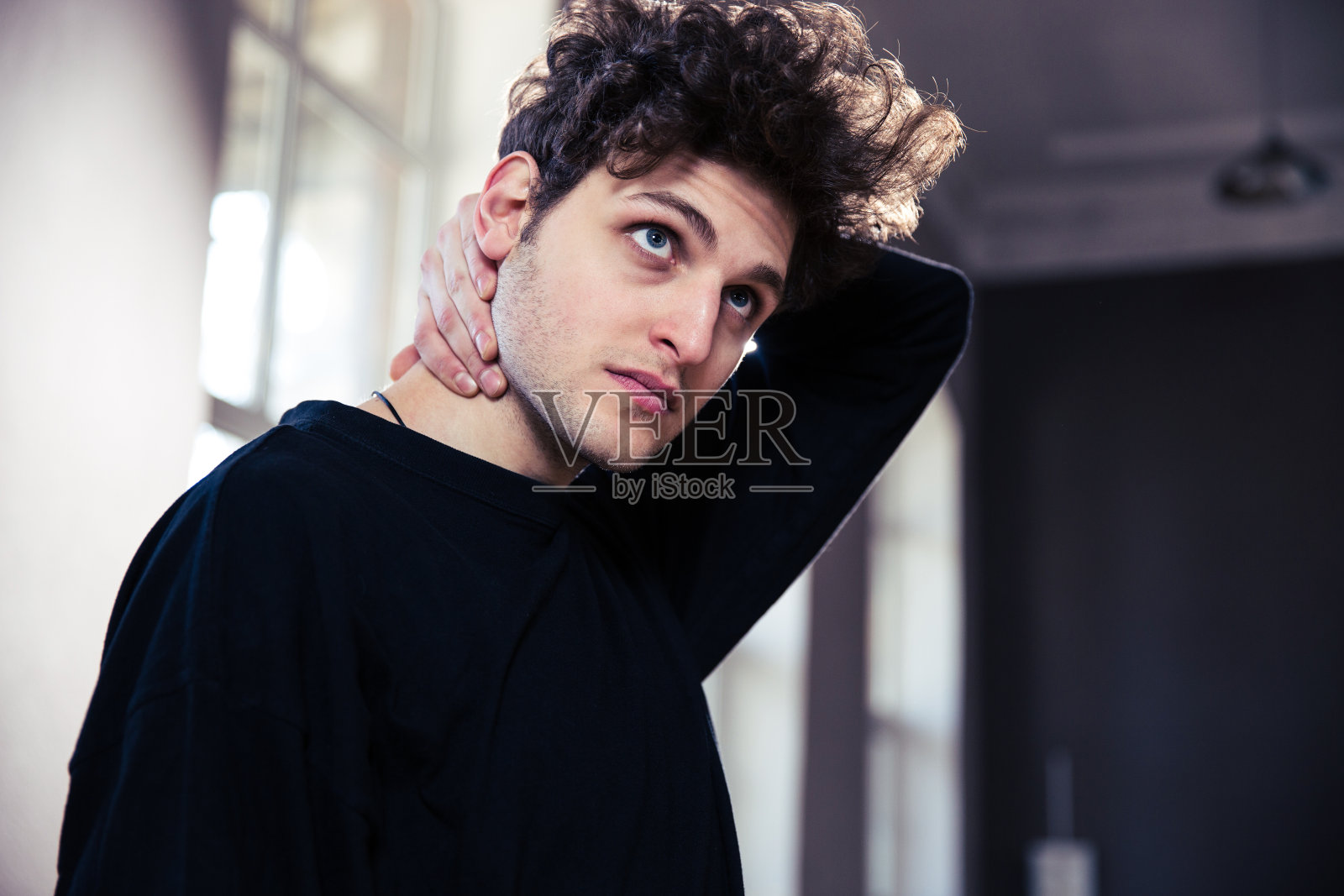 年轻人伸长脖子照片摄影图片