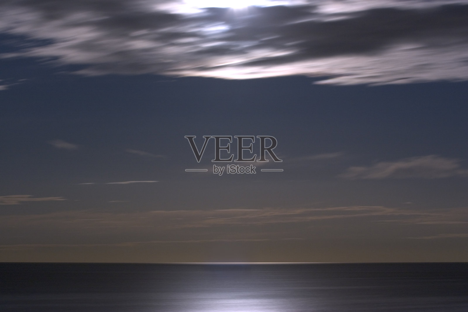 海上的满月之光照片摄影图片