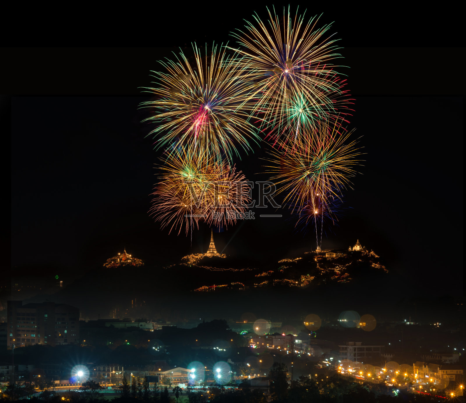五彩缤纷的烟花夜景,曼谷市容河景,照片摄影图片