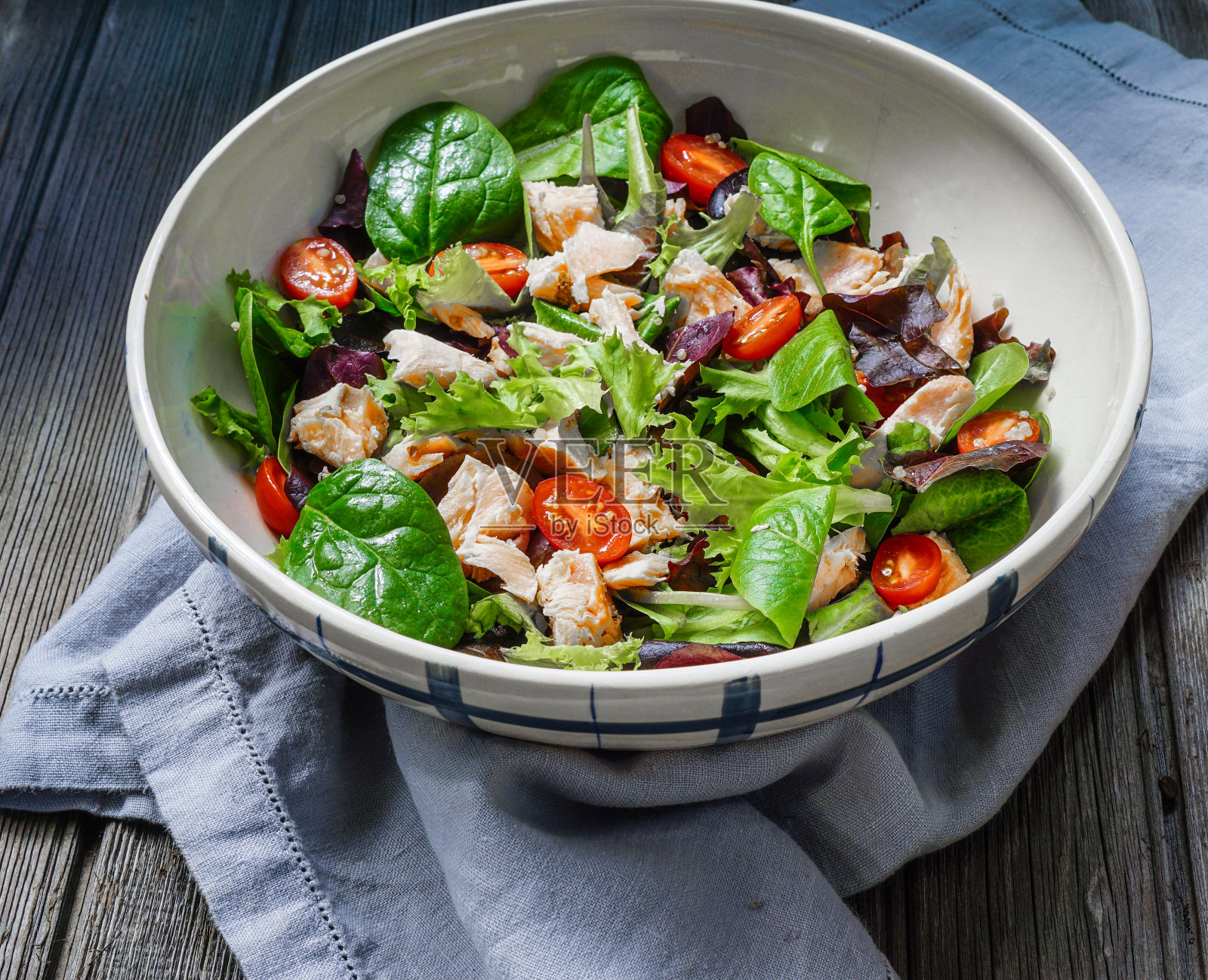 什锦沙拉配烤鲑鱼和藜麦照片摄影图片