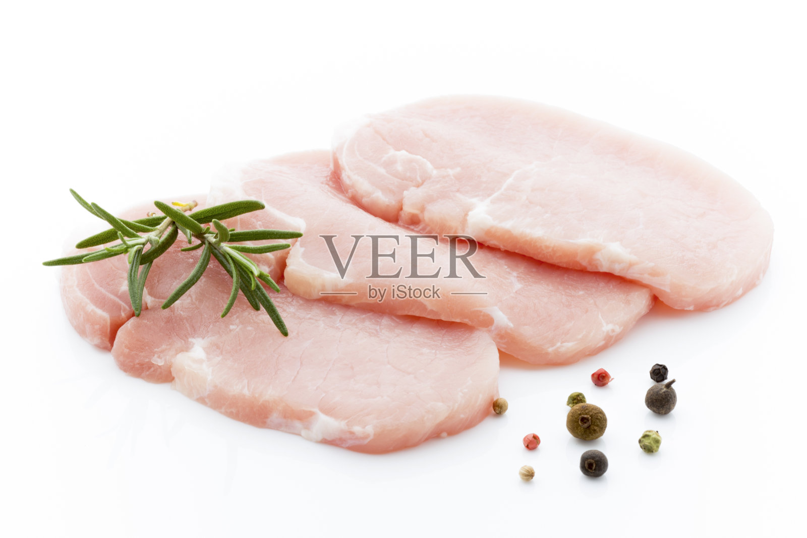 白色背景上的猪排。照片摄影图片