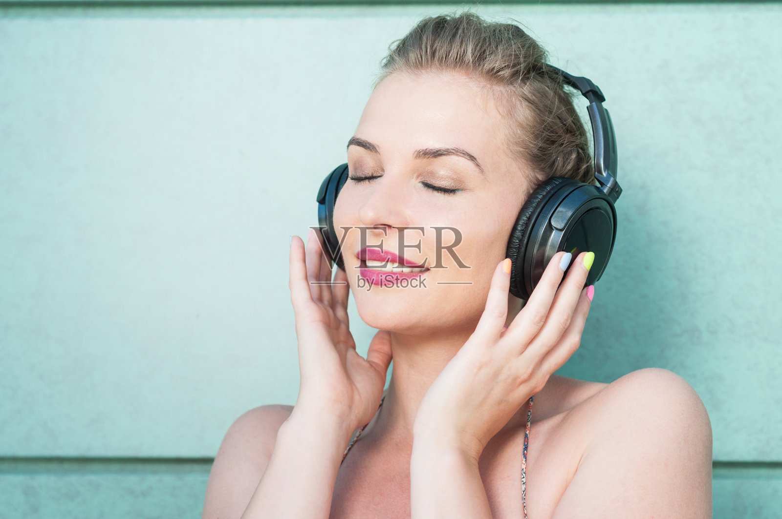戴着耳机欣赏音乐的美女照片摄影图片