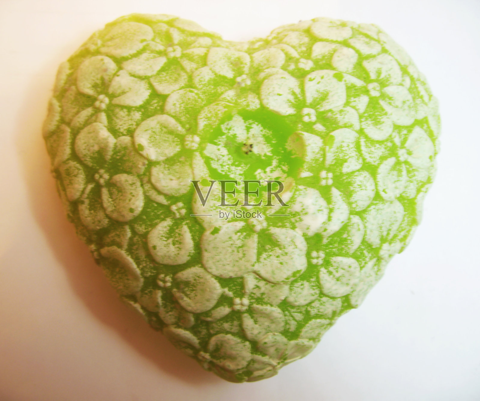 情人节心形和心形的蜡烛孤立在白色的背景上照片摄影图片