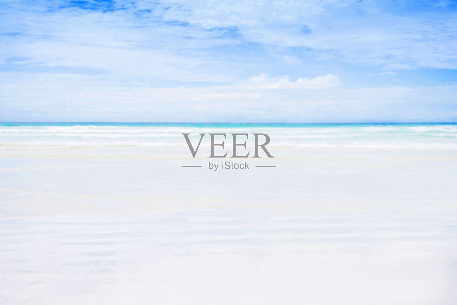 空旷的白色沙滩。照片摄影图片