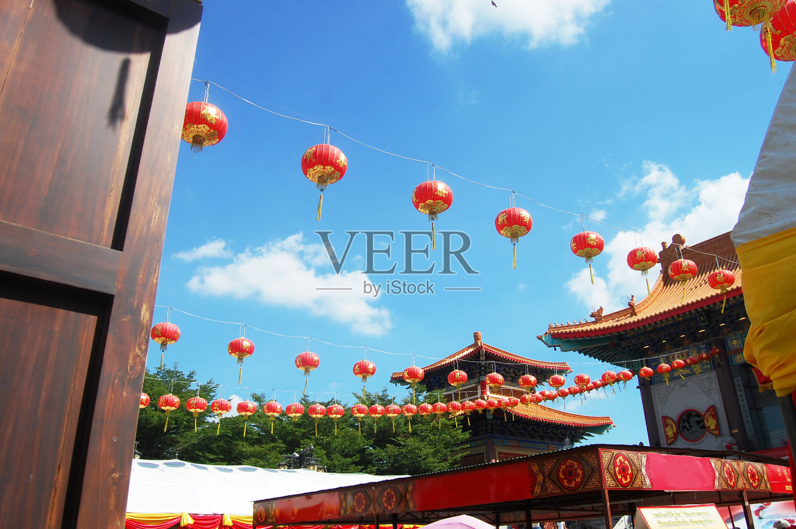 中国寺庙中的传统照明灯笼照片摄影图片