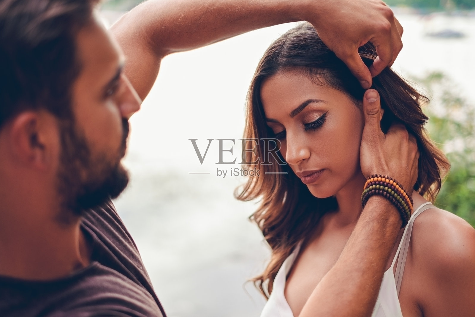 男人在给女孩做头发照片摄影图片