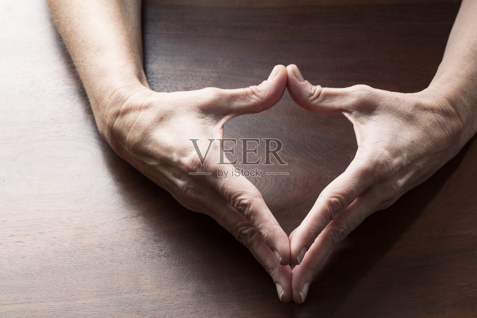 性感的手概念为心形女性的手照片摄影图片