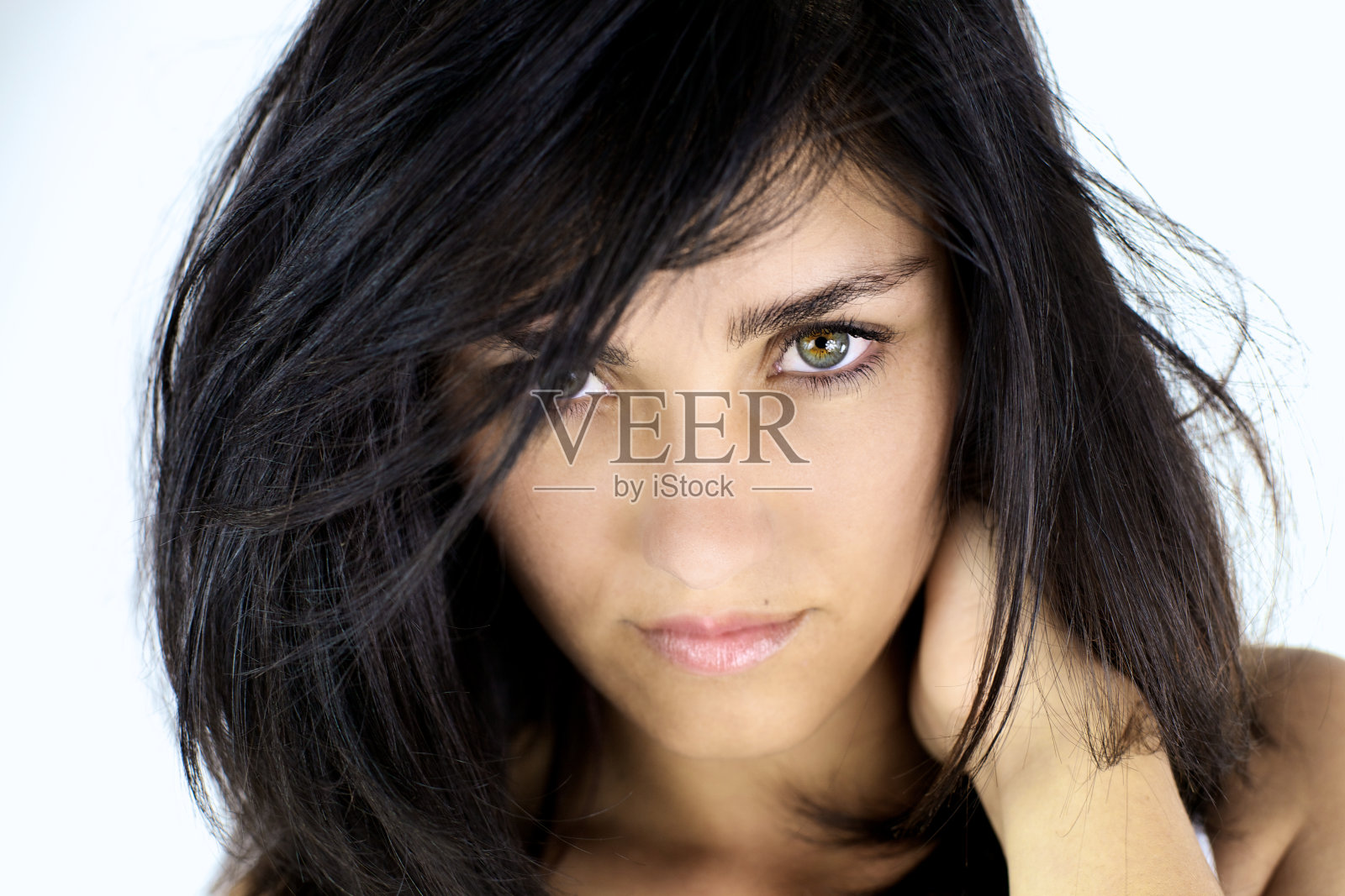 严肃的年轻女子用绿色的眼睛看着我照片摄影图片