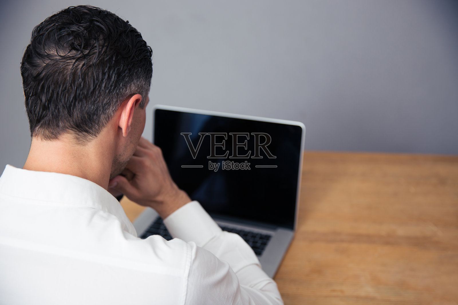 商人使用黑屏笔记本电脑照片摄影图片