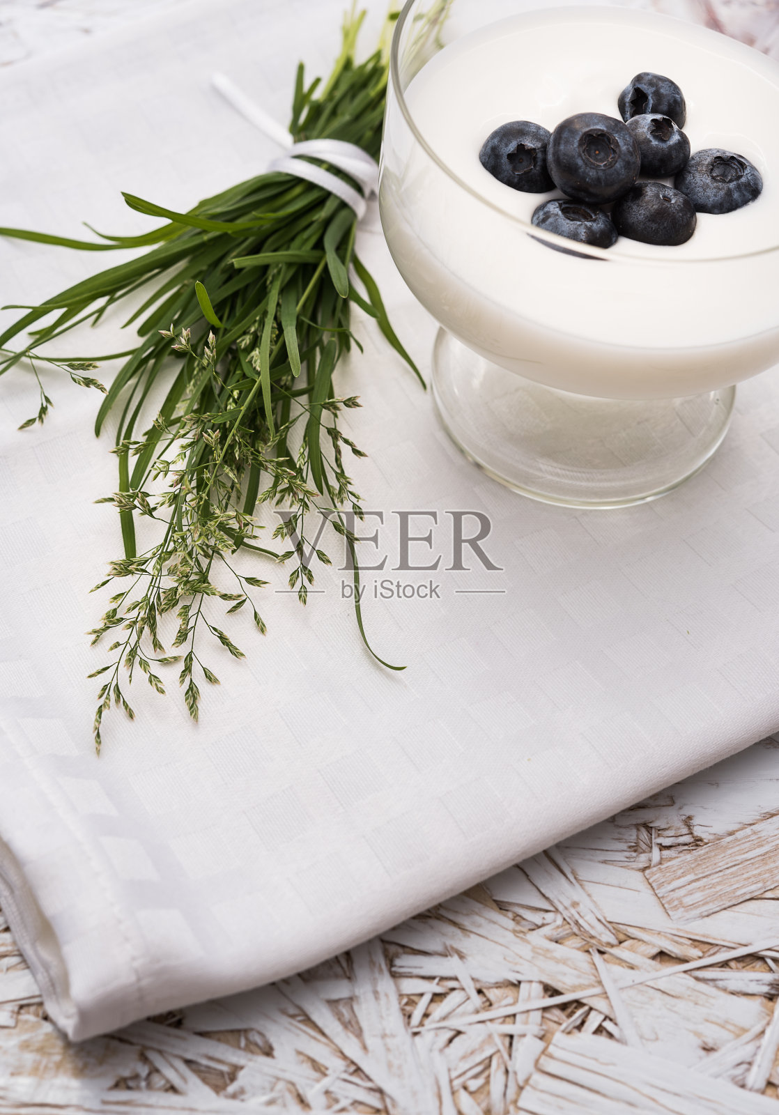 一小股野草和黑莓酸奶的香味照片摄影图片