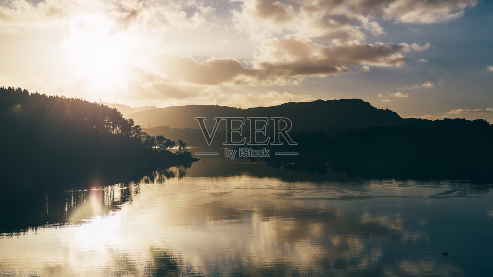 挪威卑尔根索特拉岛的日出照片摄影图片