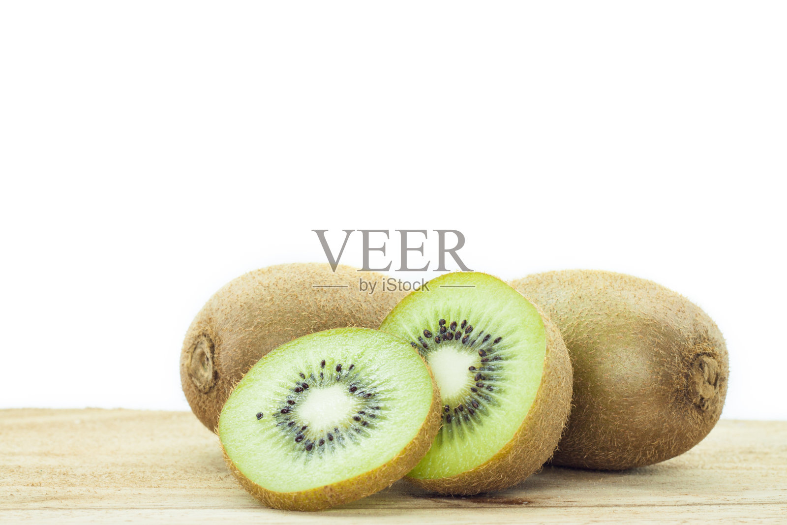 新鲜的猕猴桃在木质地面上孤立在白色背景上照片摄影图片