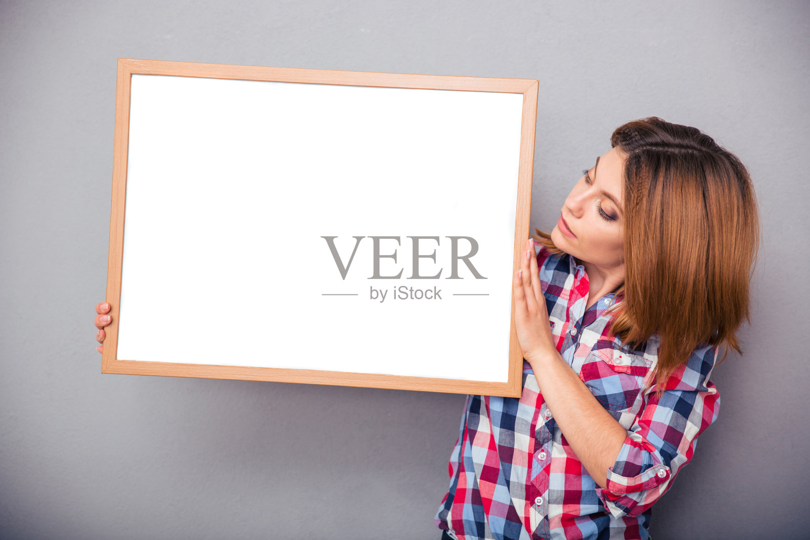 女人在白板上展示东西照片摄影图片