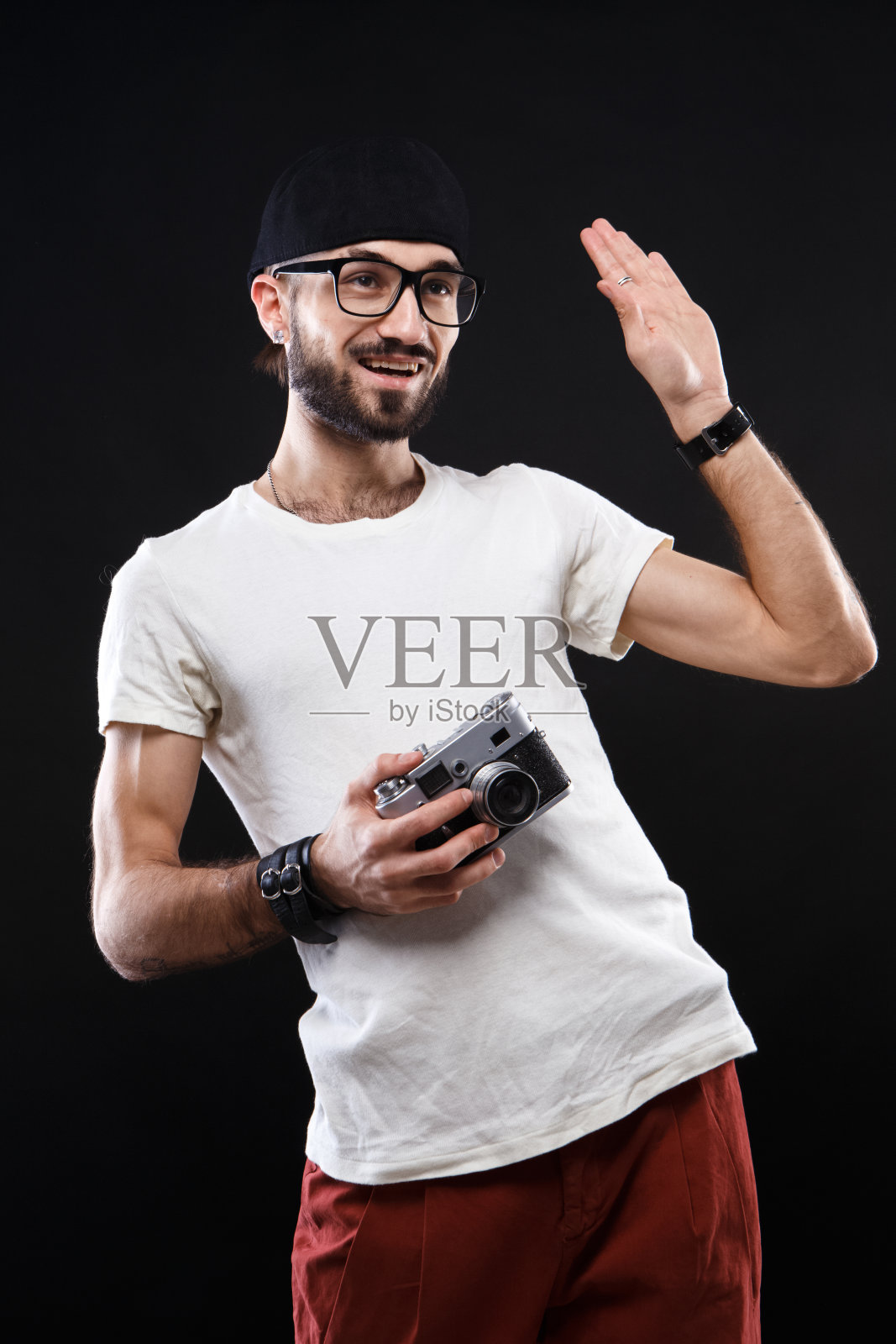 他穿着白衬衫,戴着眼镜,带着相机照片摄影图片