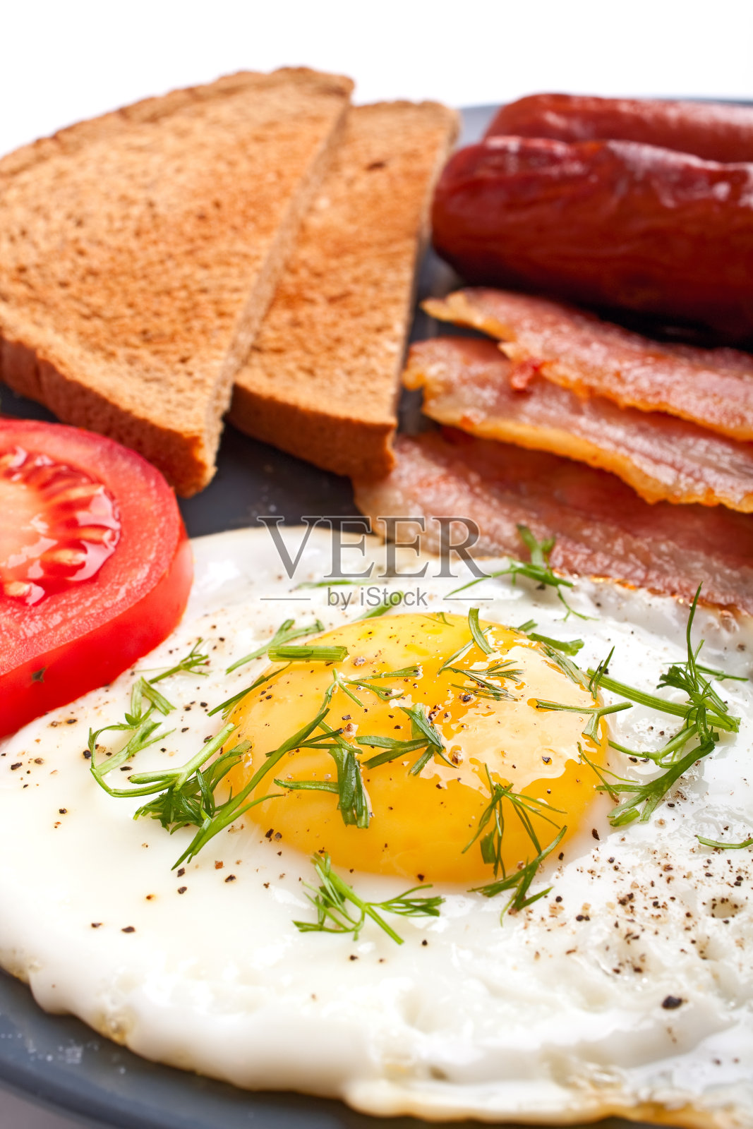 传统的英式早餐有吐司、鸡蛋和培根照片摄影图片