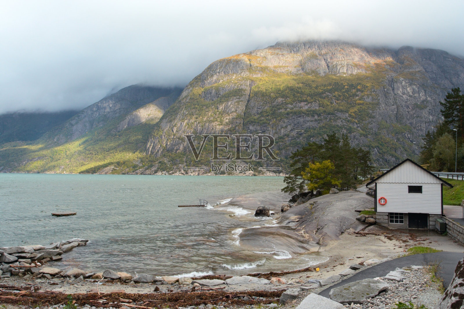 湖边的木屋照片摄影图片