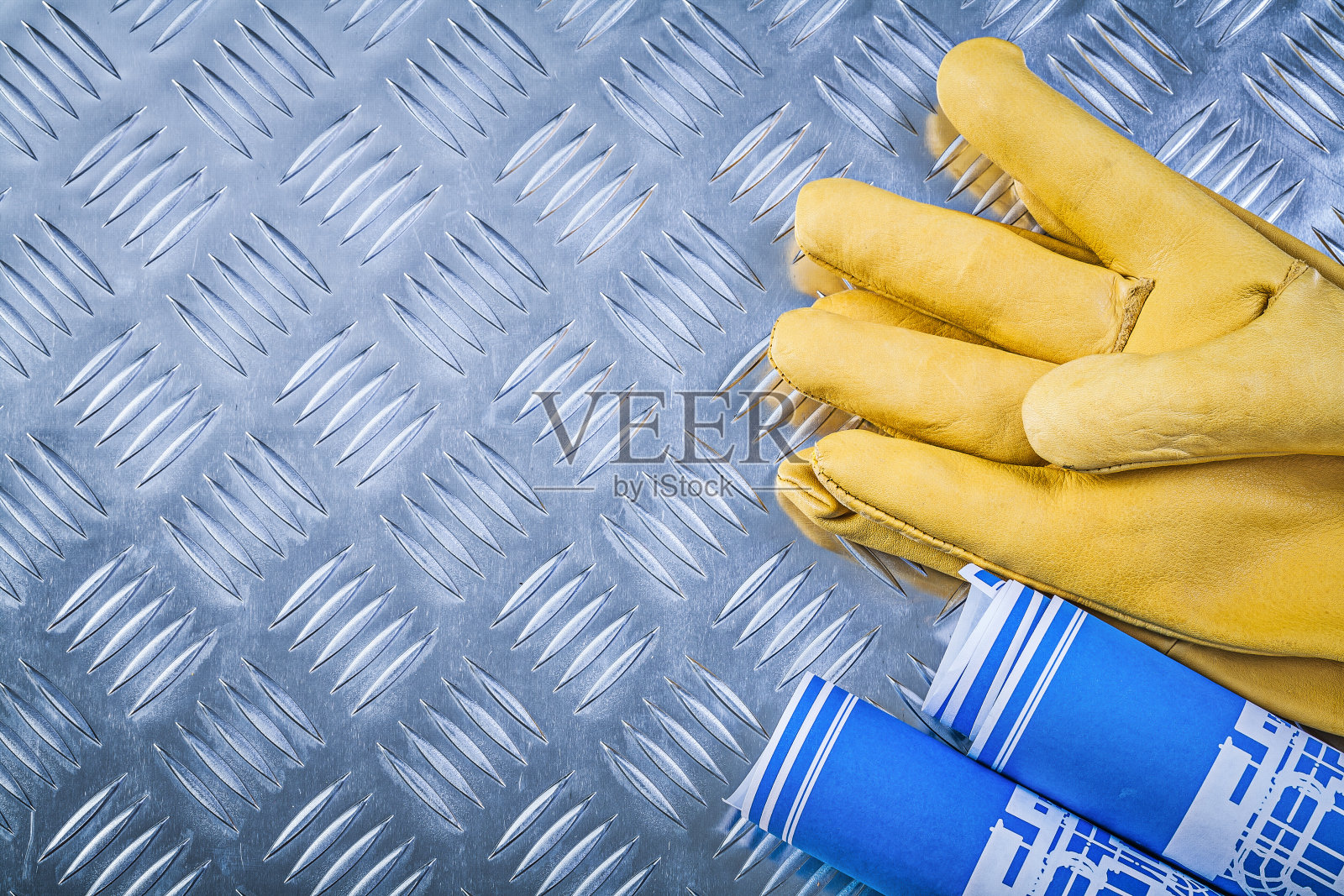 蓝卷工程图纸皮防护手套在公司照片摄影图片