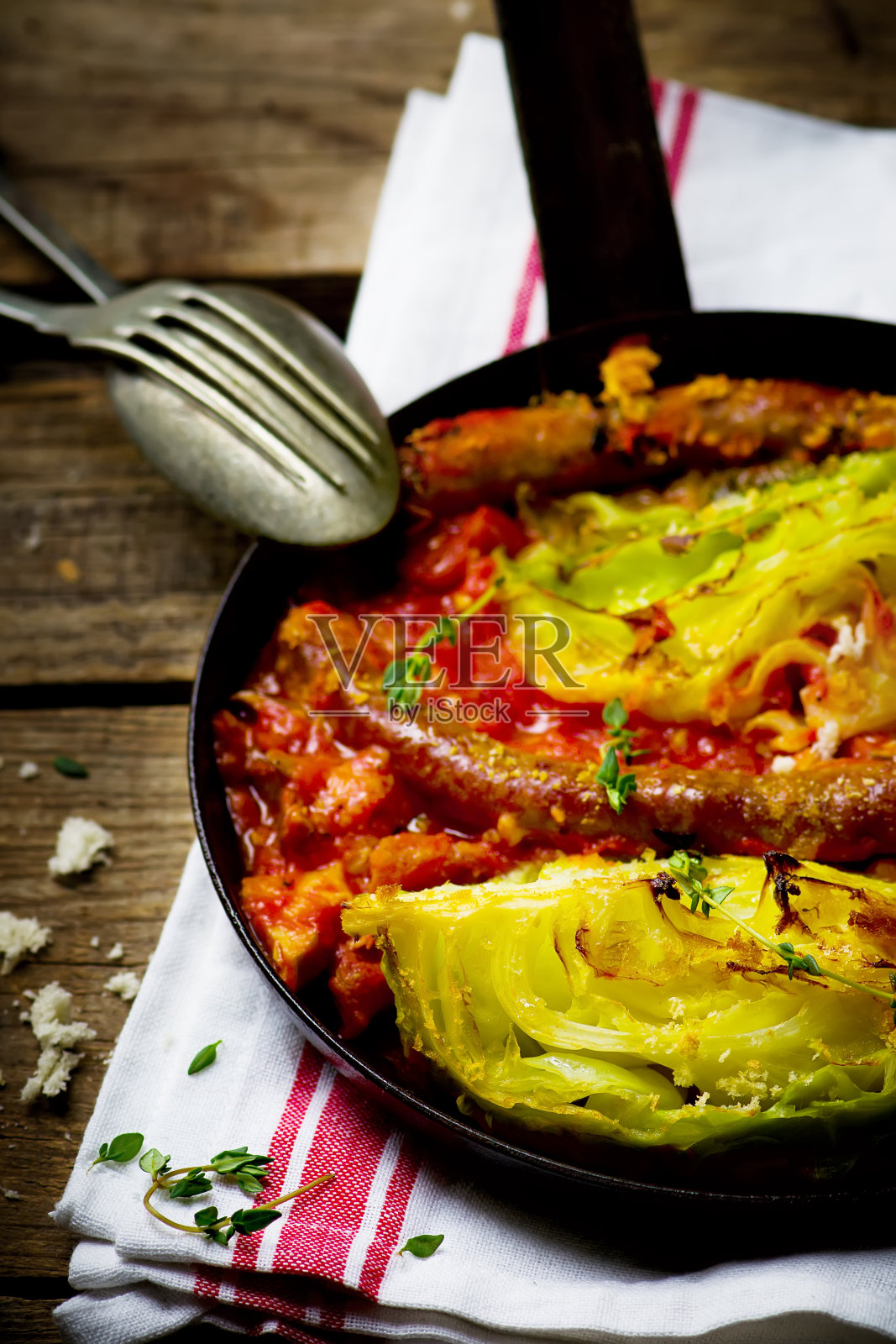 烤卷心菜配香肠照片摄影图片