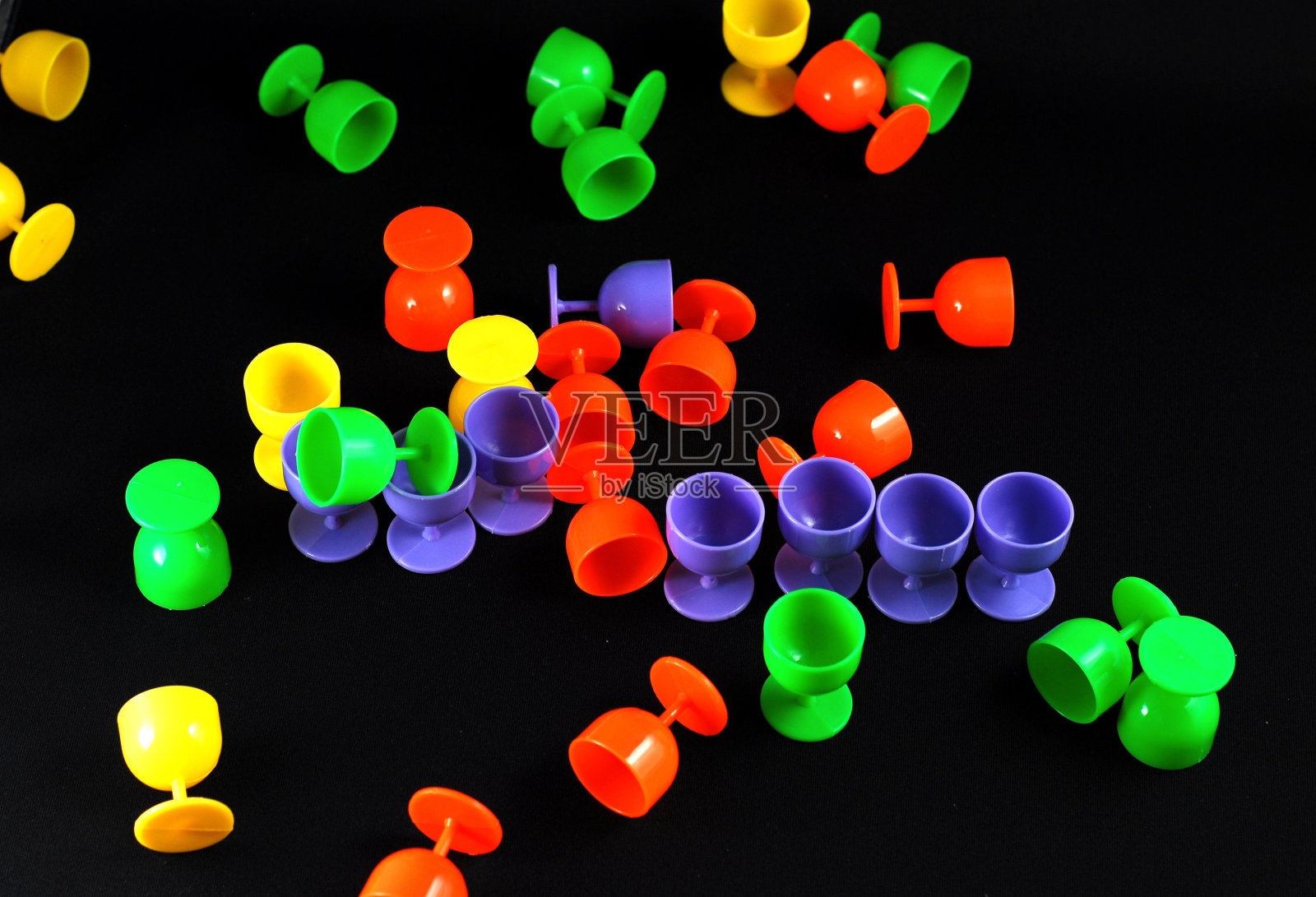 五颜六色的酒杯。照片摄影图片