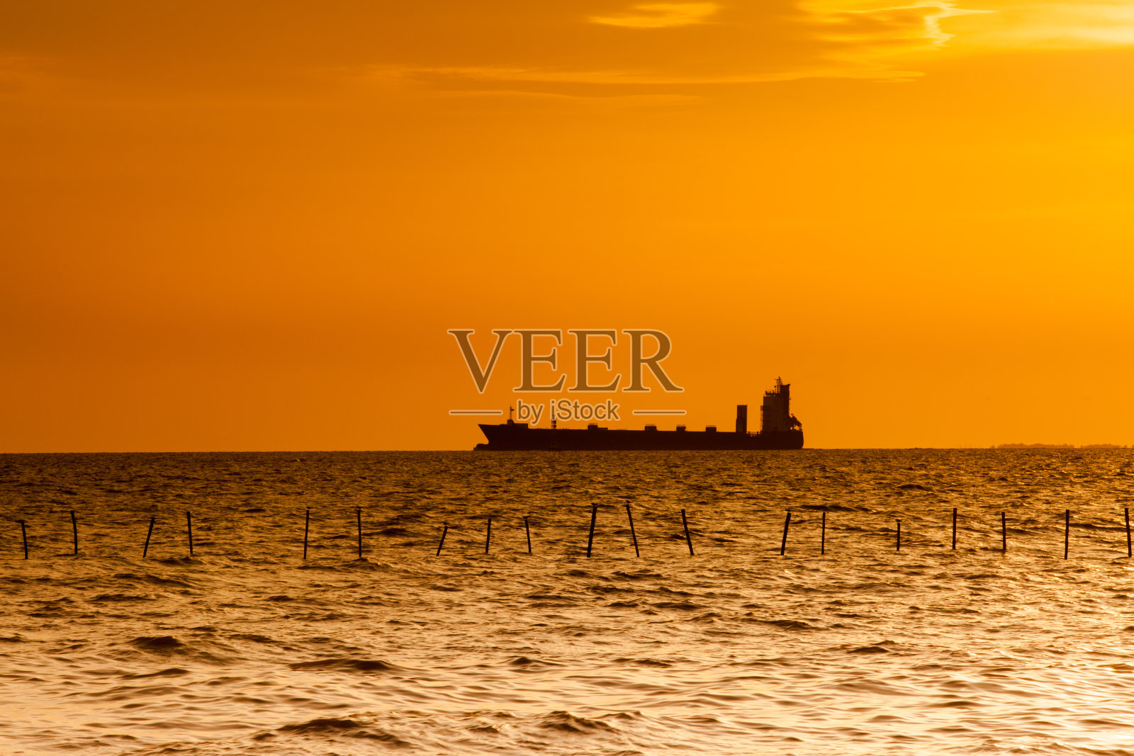 日落时一艘远洋班轮的剪影照片摄影图片