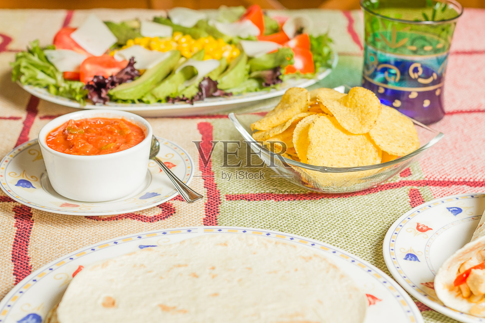 传统的墨西哥食物,有玉米片和玉米饼照片摄影图片