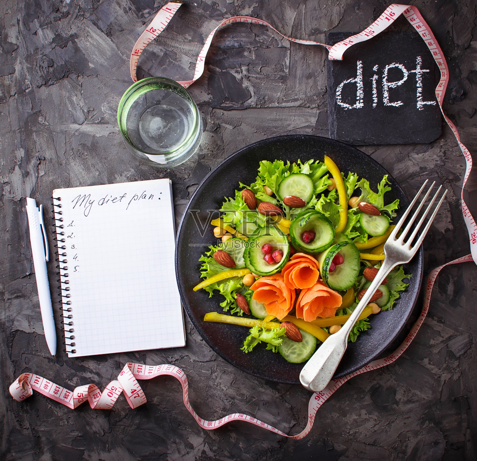 蔬菜沙拉,水和卷尺照片摄影图片